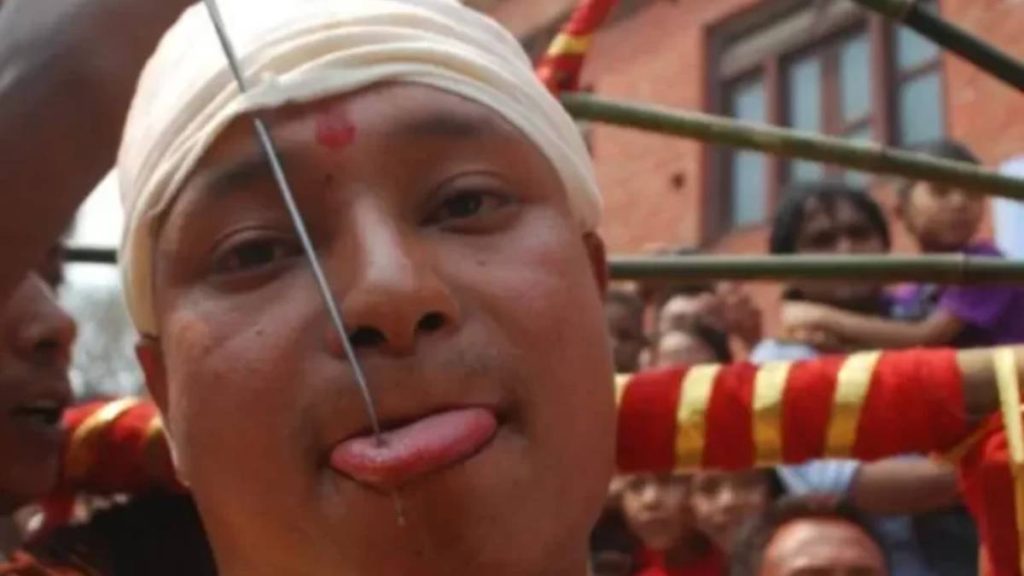 बोडेका सुजनले तेस्रोपटक जिब्रो छेडेर जात्रा चलाउने