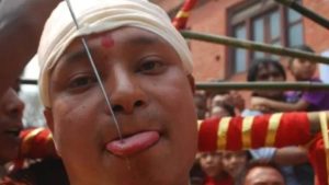 बोडेका सुजनले तेस्रोपटक जिब्रो छेडेर जात्रा चलाउने
