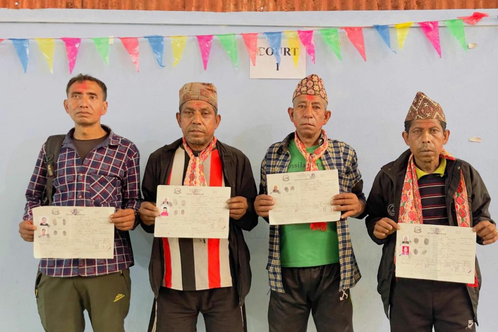 धार्चेका भूमिहीन दलित परिवारलाई लालपुर्जा वितरण