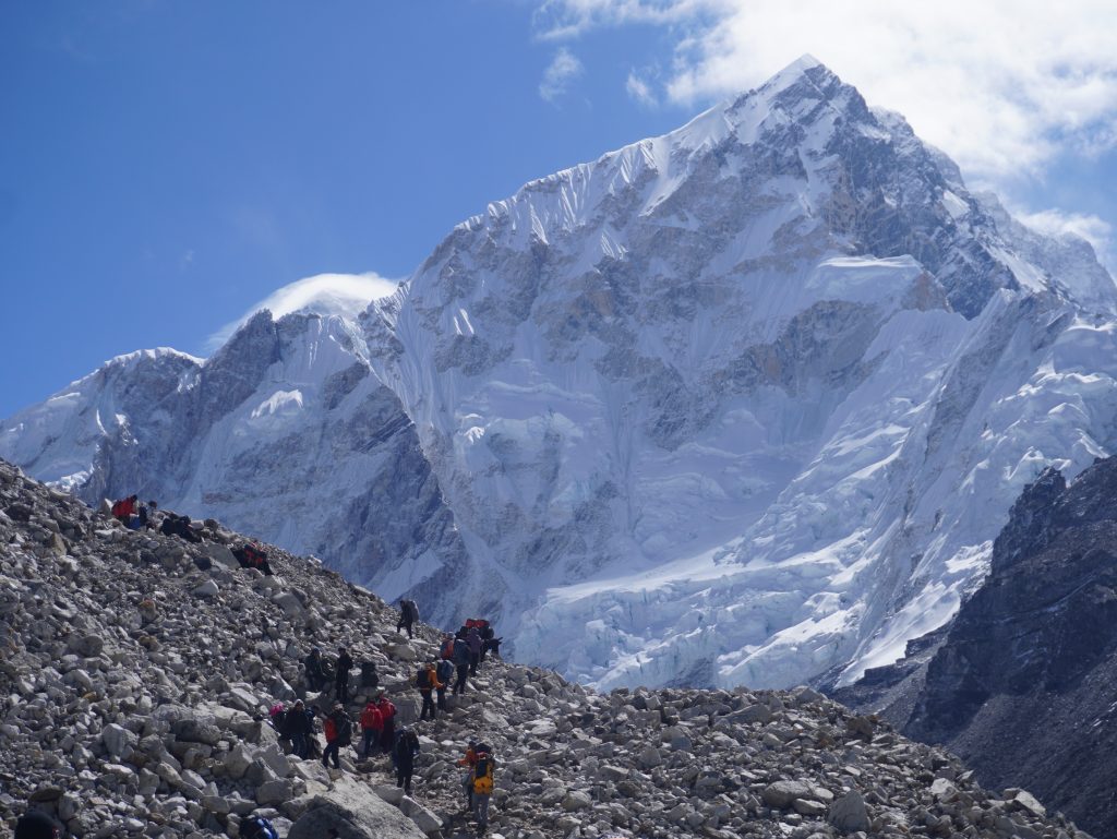 शेर्पा युवाको घट्दो आकर्षण : सगरमाथाको छायाँमा हराउँदै गएको एक पेसा