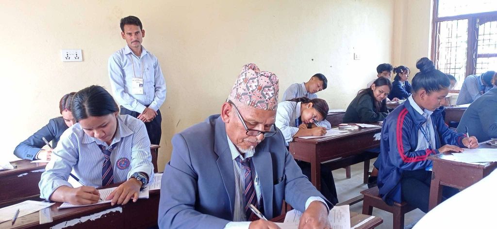 सहायक निरीक्षकबाट अवकास पाएको २७ वर्षपछि कक्षा १२ को परीक्षा दिँदै ६८ वर्षीय लालबहादुर
