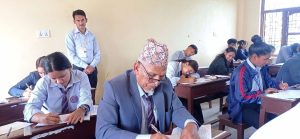 सहायक निरीक्षकबाट अवकास पाएको २७ वर्षपछि कक्षा १२ को परीक्षा दिँदै ६८ वर्षीय लालबहादुर