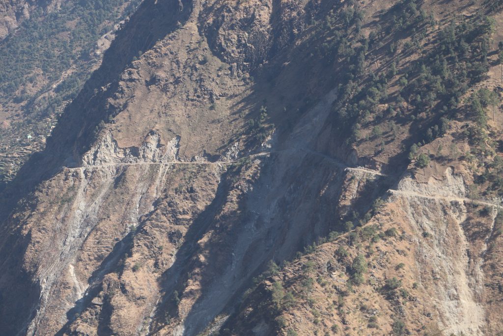 दार्चुला–टिङ्कर सडक निर्माणमा बजेट अभाव, सेनाद्वारा दुईतिरबाट ट्रयाक खोल्न सुरु