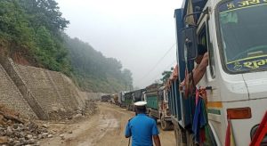 बाढीले दुम्कीबासमा डाइभर्सन बगाउँदा पूर्वपश्चिम राजमार्ग पूर्णरुपमा अवरुद्ध