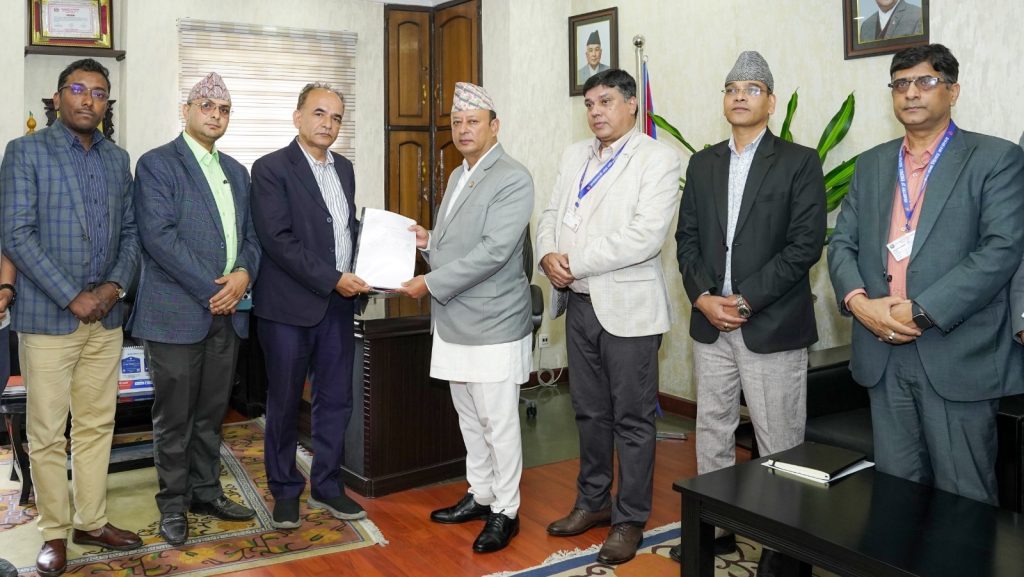 प्रतिवेदन बुझ्दै मन्त्री खड्काले भने– ताप्लेजुङ बोलेरो दुर्घटनामा लापरवाही गर्ने कर्मचारीलाई कारवाही हुन्छ
