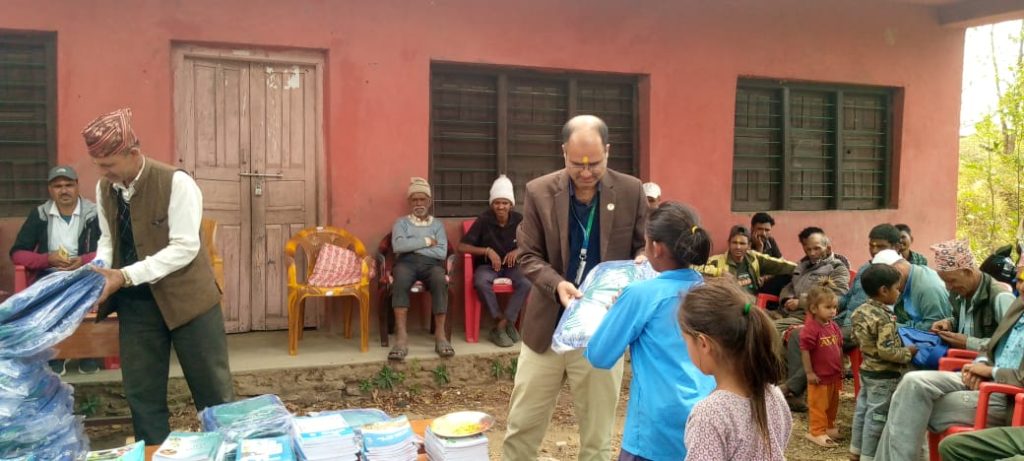 सानिमा रिलायन्सद्वारा बाजुराका विद्यार्थीलाई झोला वितरण