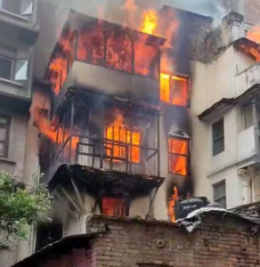 मखनटोलको आगलागी नियन्त्रणमा, एक जनाको मृत्यु