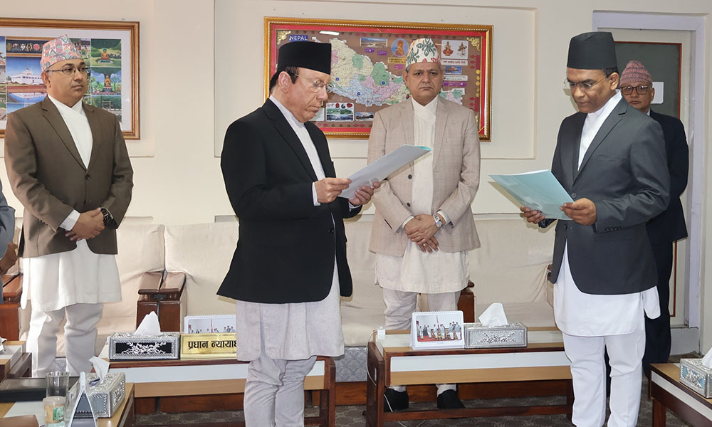 नवनियुक्त गभर्नर डा. विश्व पौडेलले प्रधानन्यायाधीश प्रकाशमान सिंह राउतबाट लिए सपथ