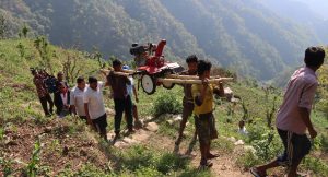 चितवनको कान्दामा दुई घण्टा बोकेर हाते ट्रयाक्टर पुर्याउँदा