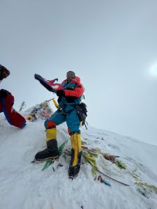 आरोही कामिरिता शेर्पा आफ्नै कीर्तिमान तोड्दै ३१औँ पटक पुगे सगरमाथाको चुचुरोमा