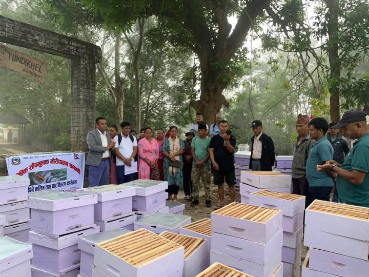 बन्दीपुरका एक सय किसानलाई मौरीसहित घार वितरण