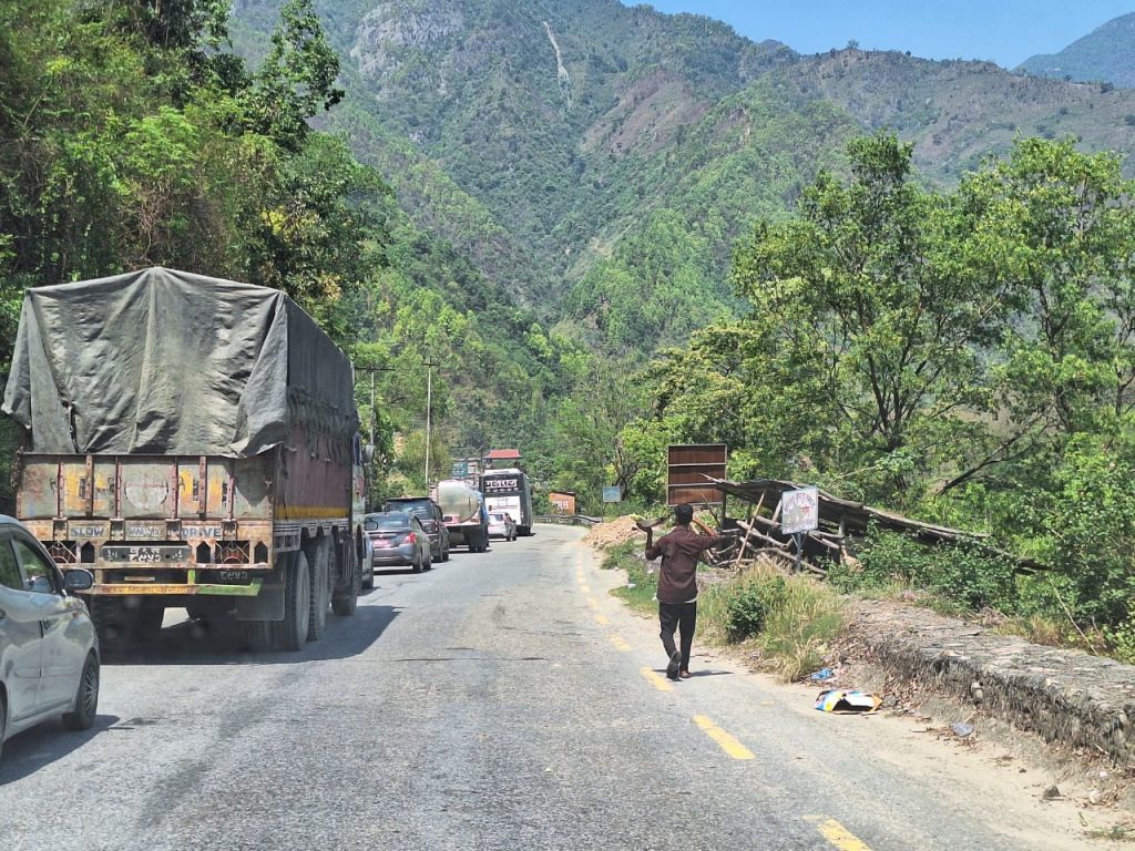 नागढुङ्गा–नौबिसे सडक दैनिक साढे चार घण्टा बन्द