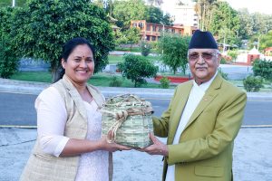 प्रधानमन्त्रीलाई चिउरी उपहार