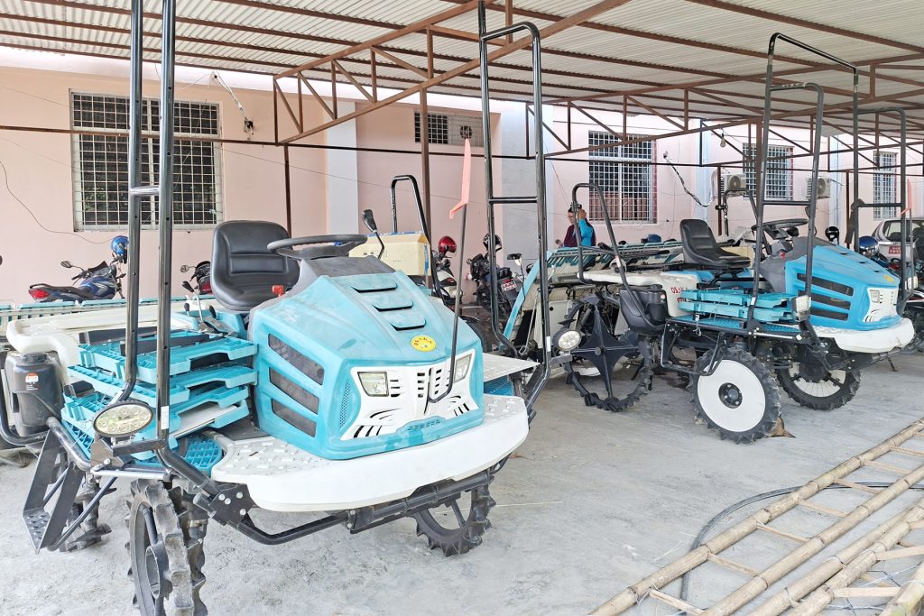 साढे ५८ लाख लागतमा किसानलाई धानरोप्ने उपकरण ‘राइस ट्रान्सप्लान्टर’ प्रदान