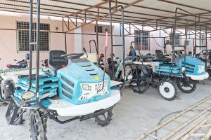 साढे ५८ लाख लागतमा किसानलाई धानरोप्ने उपकरण ‘राइस ट्रान्सप्लान्टर’ प्रदान