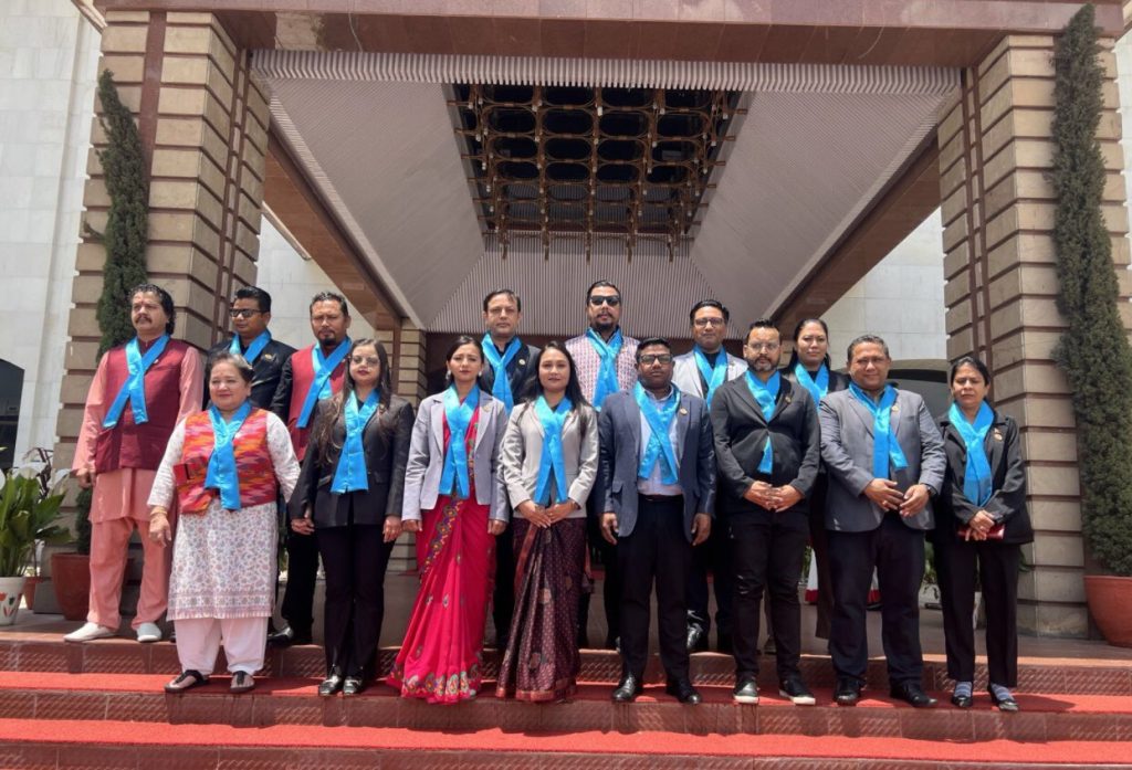 मानव बेचबिखन बन्द गर’ लेखिएको रिबनसहित संसदमा रास्वपा सांसदहरू