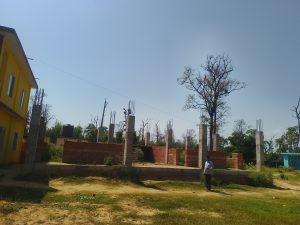 बजेट अभावमा विद्यालय भवन अधुरो, विद्यार्थी टिनको छानामुनि बस्न बाध्य