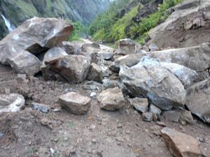 वर्षाले देशका पाँच मुख्य राजमार्ग अवरुद्ध, तीन राजमार्ग एकतर्फी सञ्चालनमा
