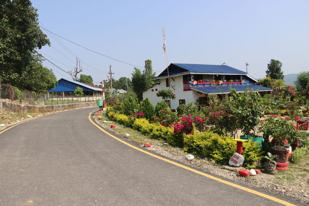 नमूना बस्ती बन्दै फूलैफूलले सजिएको अयोध्यामार्ग