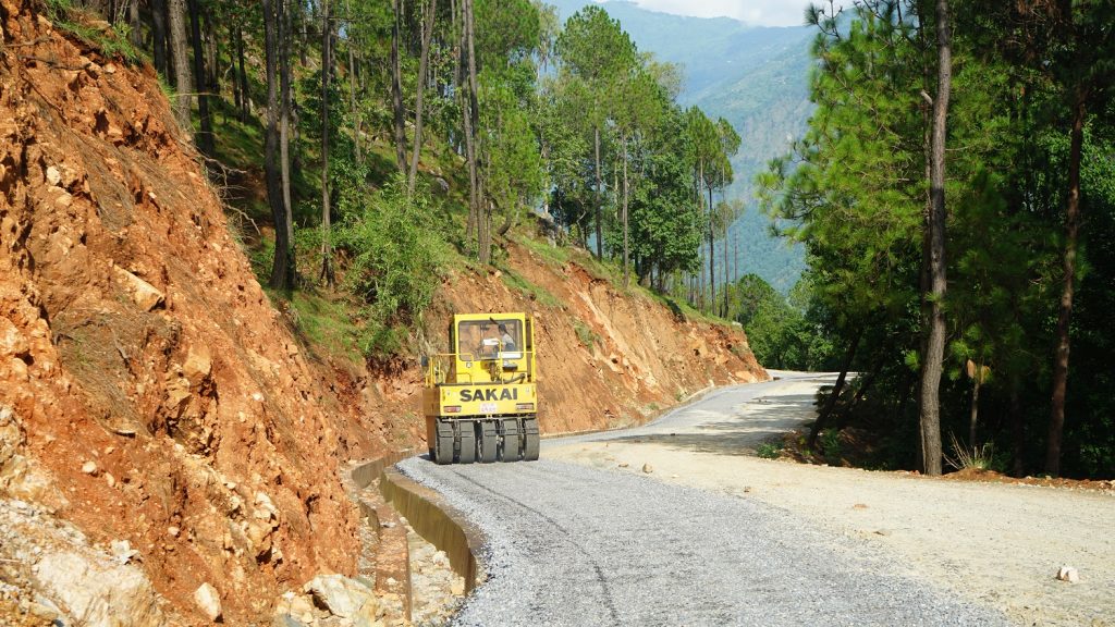 ट्रयाक खुलेको २७ वर्षपछि रत्नेचौर–भकुण्डे सडक कालोपत्र थालियो