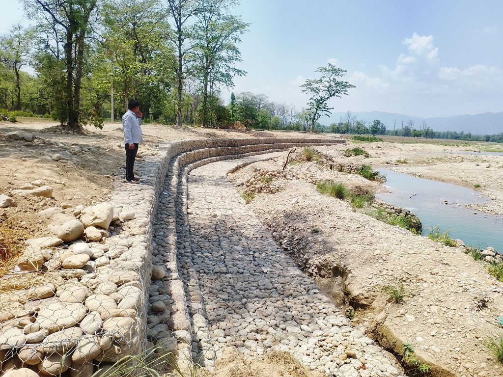 बर्खामा झिझरी खोलाबाट बस्ती जोगाउन साढे ३५लाख लागतमा तटबन्ध निर्माण