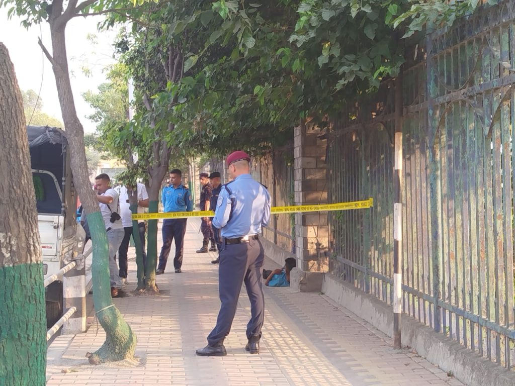सैनिक मञ्च अगाडीको फुटपाथमा पुरुषको शव फेला