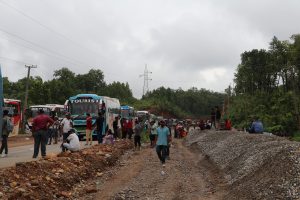 दाउन्नेमा सडक चिप्लो हुँदा बुटवल–नारायणगढ सडक अवरुद्ध