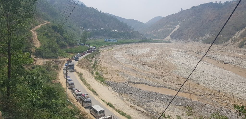 बिपी राजमार्गमा रातको समय यातायात सञ्चालनमा थप ३० दिन रोक