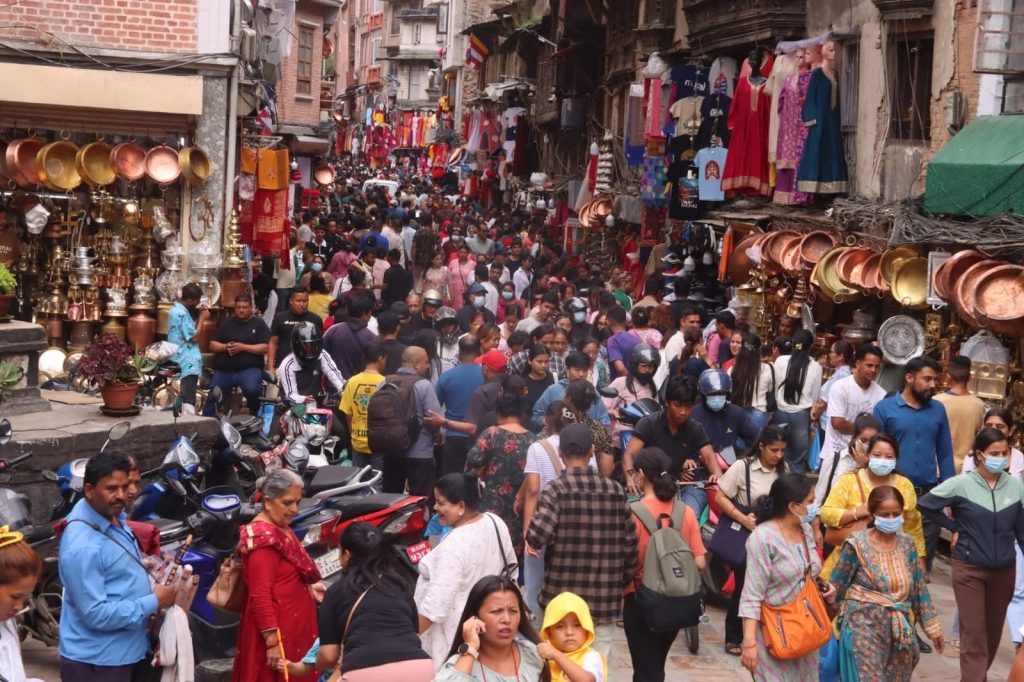 ‘नेपालमा २७ देखि ४६ वर्ष उमेर समूहका व्यक्तिको औसत खर्चभन्दा आम्दानी बढी’