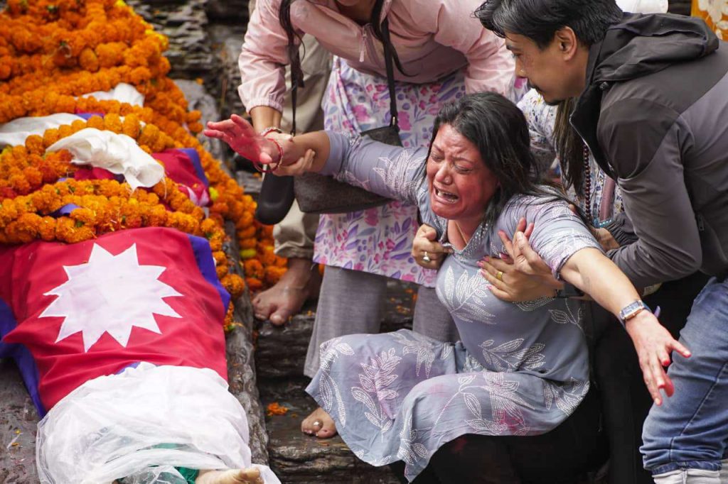 सकियो पोस्टमार्टम, आन्दोलनमा ज्यान गुमाउनेका परिवारले बुझे शव (तस्बिरहरु)