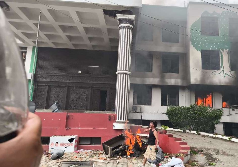 कांग्रेसको पार्टी कार्यालयमा आगजनी