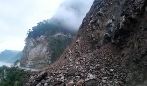 विभिन्न सात राजमार्ग पहिरोले अवरुद्ध
