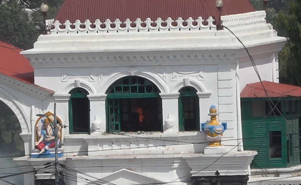 आन्दोलनकारीद्वारा सिंहदरबार गेटमा आगजनी