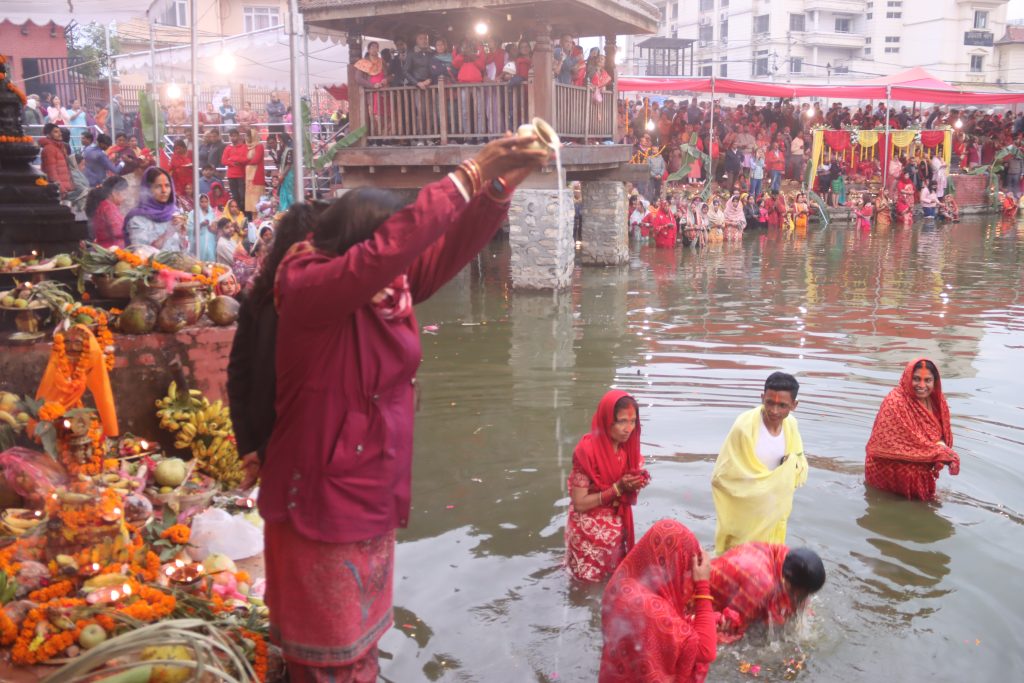 उदाउँदो सूर्यलाई अघ्र्य दिइयो