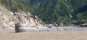 रोशी खोलामा पानीको सतह घटेपछि बिपी राजमार्ग पुन सञ्चालनमा