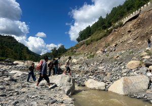 सडक–सम्पर्कविच्छेद भएपछि बिपी राजमार्गमा पैदल यात्रासमेत कष्टकर