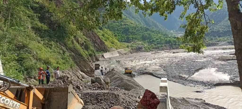 बिपी राजमार्गमा पुनः निर्माणकार्य तीव्र, दुई दिन भित्र सिन्धुलीतर्फ यातायात सञ्चालनमा आउने