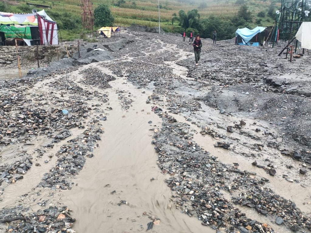 लोकमार्गले काठमाडौंसम्मको दूरी मात्रै घटायो, जीर्ण सडक र बाढीले यात्रुलाई सधैँ सास्ती