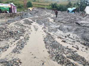 लोकमार्गले काठमाडौंसम्मको दूरी मात्रै घटायो, जीर्ण सडक र बाढीले यात्रुलाई सधैँ सास्ती