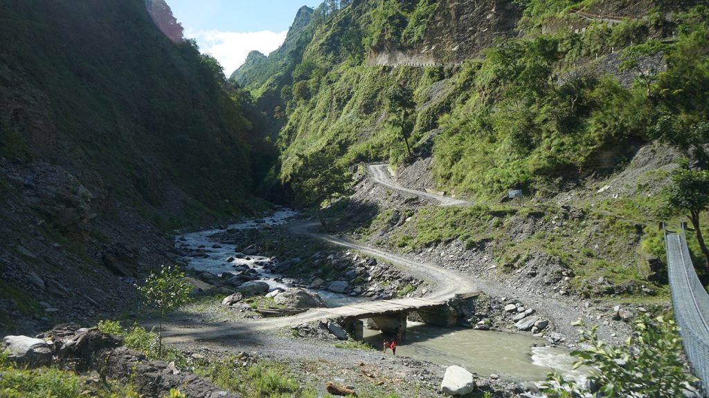 जलविद्युत आयोजनाका कारण मोटरेबल पुल अलपत्र, अस्थायी पुलबाट यातायात सञ्चालन
