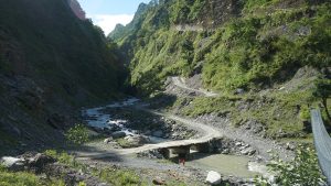जलविद्युत आयोजनाका कारण मोटरेबल पुल अलपत्र, अस्थायी पुलबाट यातायात सञ्चालन