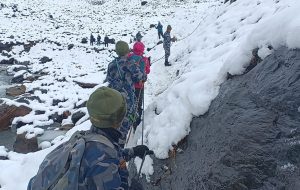 तिलिचो बेश क्याम्पमा अलपत्र परेका पर्यटकको उद्धार गर्न सशस्त्र प्रहरी बल परिचालन
