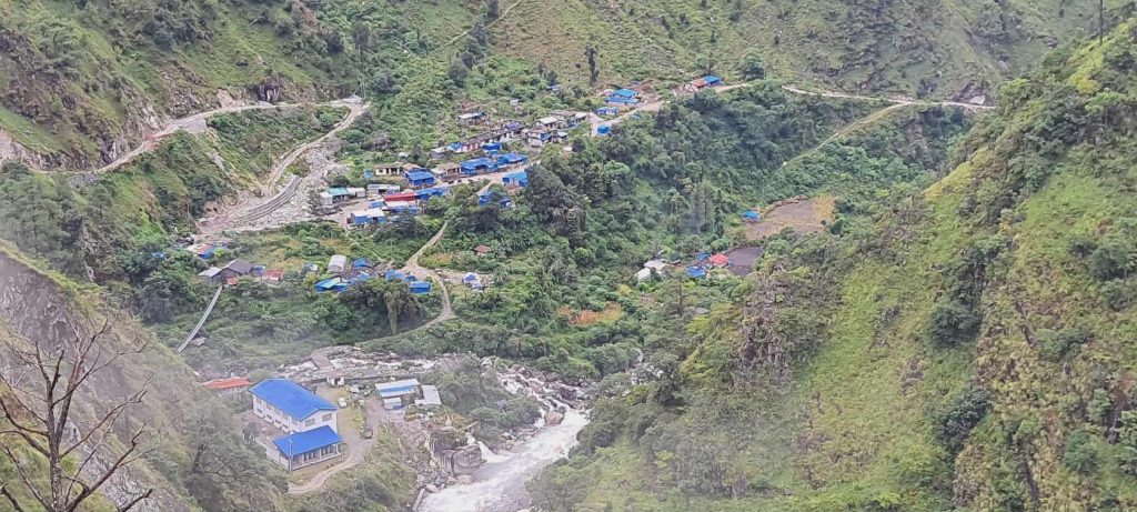 जलविद्युत् र सडकले मकरीगाडमा आर्थिक रुपान्तरण, पिठ्युँमा सामान बोक्नुपर्ने बाध्यता हट्यो