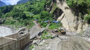 मनाङ–लमजुङ सडकमा सवारीसाधन चलाउन रोक, अत्यावश्यक बाहेक यात्रा नगर्न अनुरोध