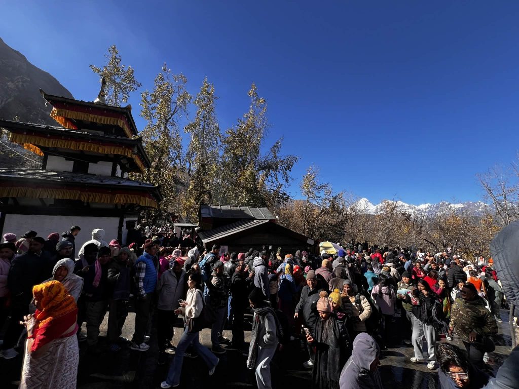 मुस्ताङमा थामिसक्नु छैन पर्यटकको चाप, खान बस्नलाई होटल नपाउदा धर्मशाला र बसमै बास