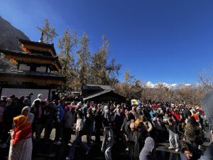 मुस्ताङमा थामिसक्नु छैन पर्यटकको चाप, खान बस्नलाई होटल नपाउदा धर्मशाला र बसमै बास