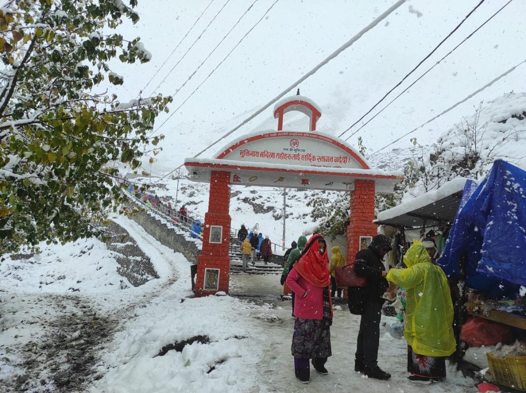 कात्तिकमै हिमपात हुँदा किसान र पर्यटन व्यवसायी उत्साहित