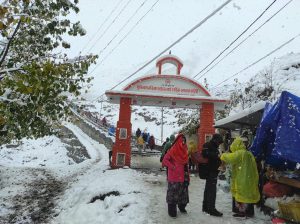 कात्तिकमै हिमपात हुँदा किसान र पर्यटन व्यवसायी उत्साहित