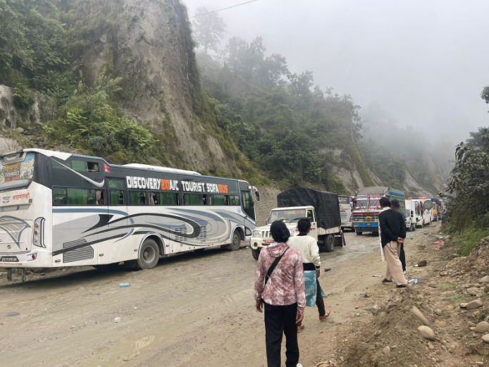दाउने सडकमा जामको समस्या अझै टरेन, यात्रुहरू सास्ती भोग्दै