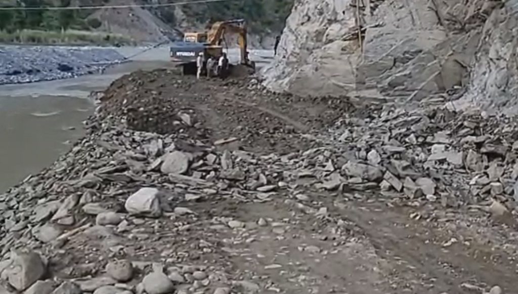 बिपी राजमार्ग : अस्थायी ‘ट्रयाक’ खुल्यो, शनिबारदेखि सवारी आवतजावत